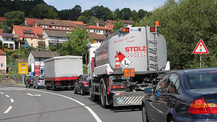Autofahrer brauchen noch etwas Geduld. Die Sanierung der Kissinger Straße dauert an. Foto: Ulrike Müller