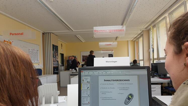 Eine Übungsfirma gehört zum Stundenplan der Wirtschaftsschüler fest dazu.Archiv/Arkadius Guzy