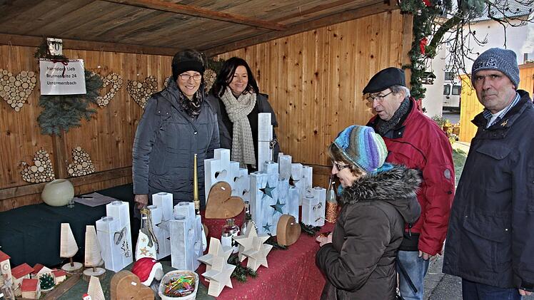 Letztmals ist Hannelore Lieb (links), wie sie sagte, mit einem Stand mit selbstgebastelten Artikeln beim Weihnachtsmarkt in Untermerzbach vertreten.H. Will