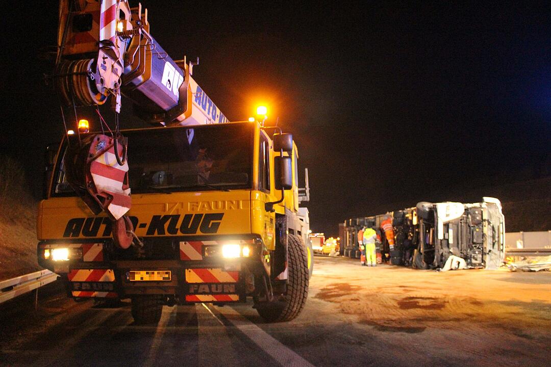 Tödlicher Lkw-Crash auf der A9: Lastkraftwagen kracht in Leitplanke
