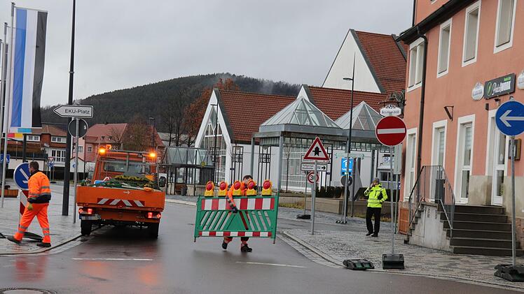 Als erstes wird die Einfahrt vom kleinen Kreisel in die Sutte dicht gemacht. Foto: Katrin Geyer