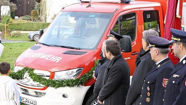 Pfarrer Jan Poja segnete nach dem Gottesdienst am Sonntag das neue Fahrzeug der Feuerwehr Neuengr&uuml;n.  Foto: Michael Wunder