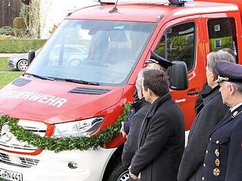 Pfarrer Jan Poja segnete nach dem Gottesdienst am Sonntag das neue Fahrzeug der Feuerwehr Neuengrün.  Foto: Michael Wunder