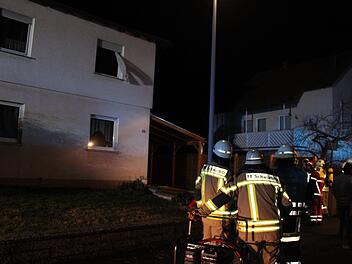 Rund 70 Einsatzkräfte waren am Montagabend zu einem Wohnungsbrand in Michelau (Landkreis Lichtenfels) ausgerückt. Dichter Rauch drang aus dem Obergeschoss. Foto: Popp