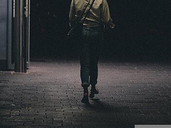 Sicherheitsapps begleiten Frauen auf ihrem Heimweg im Dunkeln.