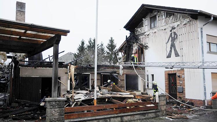 Das an die Schreinerei angebaute Wohnhaus ist arg in Mitleidenschaft gezogen worden durch den Brand.Foto: Gerold Snater