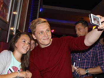 Sarah ist die Erste, mit der sich Matthias Schweighöfer fotografiert. Fotos: Nina Grötsch