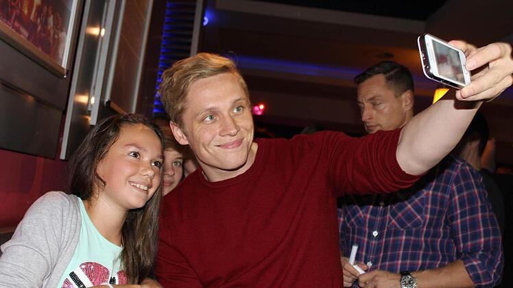 Sarah ist die Erste, mit der sich Matthias Schweighöfer fotografiert. Fotos: Nina Grötsch