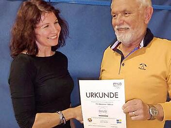 TSV-Vorsitzender Rainer Kraus übergibt die Urkunde "Sport pro Gesundheit" an Christel Beez.  Foto: Gerd Fleischmann