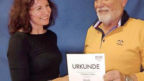 TSV-Vorsitzender Rainer Kraus übergibt die Urkunde "Sport pro Gesundheit" an Christel Beez.  Foto: Gerd Fleischmann