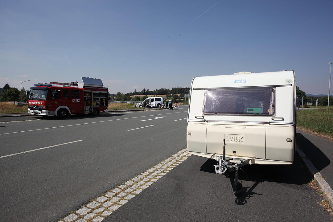 Lkw kracht in abbiegenden Familienwagen - Vier Verletzte