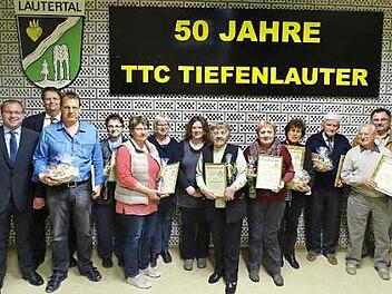 Treue Mitglieder ehrte der TTC Tiefenlauter. Im Bild ( von links) Bürgermeister Sebastian Straubel, Vorsitzender Hans-Albert Braemer, Gerald Flurschütz, Sabine Wöhner, Evelin Dressel, Mechthild Braemer, Sandra Beyersdorfer, Gerda Anderlik, Rosemarie Heidenreich, Monika Klöpsch, Hellmut Deffner, Rolf Geiger und Werner Schirmer Foto: Hans Franz