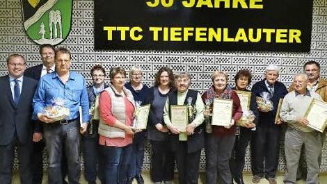 Treue Mitglieder ehrte der TTC Tiefenlauter. Im Bild ( von links) Bürgermeister Sebastian Straubel, Vorsitzender Hans-Albert Braemer, Gerald Flurschütz, Sabine Wöhner, Evelin Dressel, Mechthild Braemer, Sandra Beyersdorfer, Gerda Anderlik, Rosemarie Heidenreich, Monika Klöpsch, Hellmut Deffner, Rolf Geiger und Werner Schirmer Foto: Hans Franz