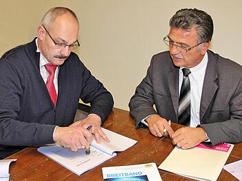 Das Gemeindesiegel und seine Unterschrift setzte Bürgermeister Fridolin Zehner (links) unter einen Vertrag mit der Telekom zum Ausbau des Breitband-Netzes. Rechts Klaus Markert, Telekom-Kommunalbeauftragter aus Schweinfurt.  Foto: Foto: Dieter Britz