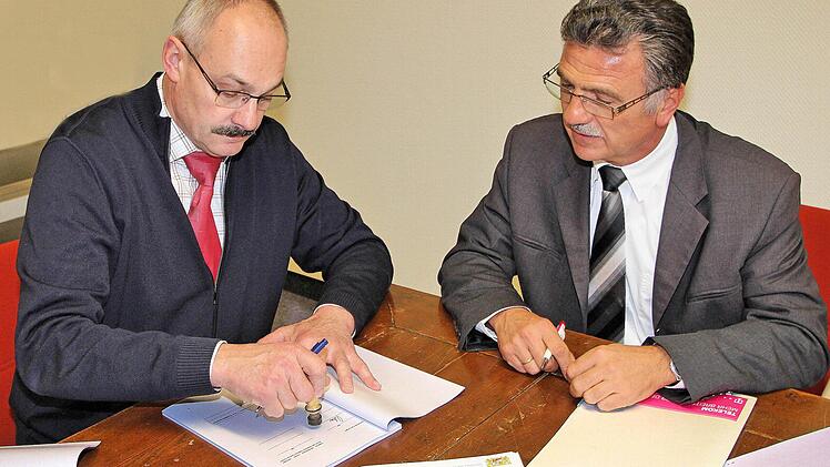 Das Gemeindesiegel und seine Unterschrift setzte Bürgermeister Fridolin Zehner (links) unter einen Vertrag mit der Telekom zum Ausbau des Breitband-Netzes. Rechts Klaus Markert, Telekom-Kommunalbeauftragter aus Schweinfurt.  Foto: Foto: Dieter Britz