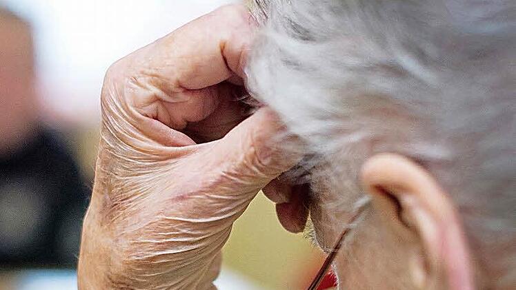 Je älter man wird, desto höher ist die Wahrscheinlichkeit an Demenz zu erkranken: Warnsignale sind Vergesslichkeit, Sprachprobleme und dass Alltagstätigkeiten nicht mehr so gut gelingen. Foto: Patrick Pleul, dpa