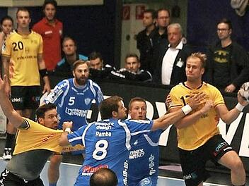 Stefan Lex (rechts) mühte sich vergeblich, auch Kreisläufer Dominik Kelm (links) kam nicht wie erhofft beim TBV Lemgo zum Zug. Die Abwehr der Gastgeber packte kräftig zu und ließ nicht viel zu. Fotos: Iris Bilek