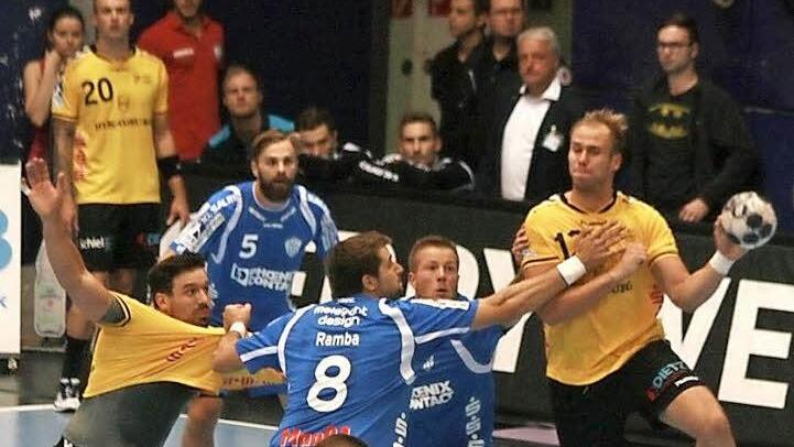 Stefan Lex (rechts) mühte sich vergeblich, auch Kreisläufer Dominik Kelm (links) kam nicht wie erhofft beim TBV Lemgo zum Zug. Die Abwehr der Gastgeber packte kräftig zu und ließ nicht viel zu. Fotos: Iris Bilek