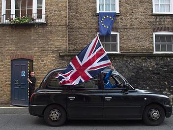 Typisch britisch: ein schwarzes Taxis mit Unionjack Foto: Hannah McKay, dpa
