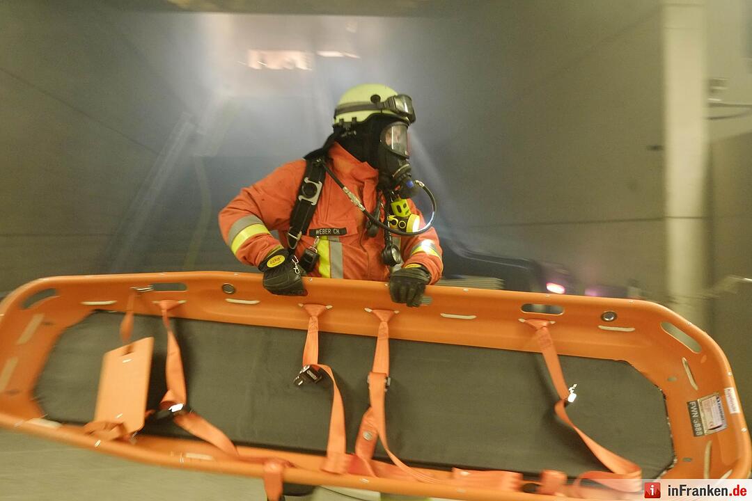 Feuerwehr probt Horrorszenario in der U-Bahn in Nürnberg