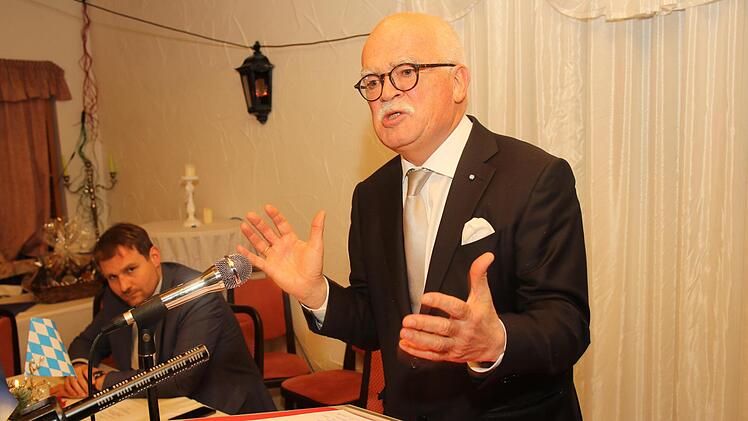 Peter Gauweiler,  der zum 1. Niederfüllbacher Forum extra aus München angereist war, forderte bei seinen Ausführungen mehr Mitbestimmung der Basis bei Entscheidungen und deshalb eine Mitgliederbefragung. Foto: Michael Stelzner