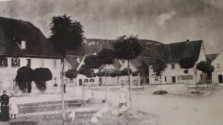 Das vermutlich älteste Bild vom Marktplatz mit der Schule in Heiligenstadt (1911) Repro: Carmen Schwind, Bild: Hans Dorsch