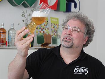 Schon vor dem ersten Schluck l&auml;sst sich etwas &uuml;ber das Bier sagen: Sommelier Markus Raupach betrachtet Farbe und Schaum.  Foto: Markus Klein