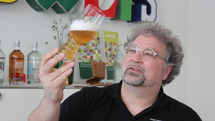 Schon vor dem ersten Schluck lässt sich etwas über das Bier sagen: Sommelier Markus Raupach betrachtet Farbe und Schaum.  Foto: Markus Klein