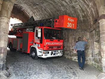 2017 testete die Küpser Feuerwehr, ob sie mit ihrer Drehleiter hoch zur Festung kommt. Es ging eng zu, aber nicht zu eng. Foto: Archiv/Stefan Wicklein