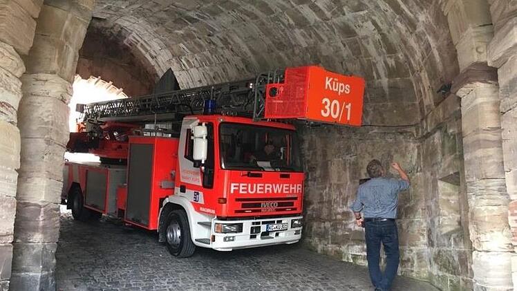2017 testete die Küpser Feuerwehr, ob sie mit ihrer Drehleiter hoch zur Festung kommt. Es ging eng zu, aber nicht zu eng. Foto: Archiv/Stefan Wicklein