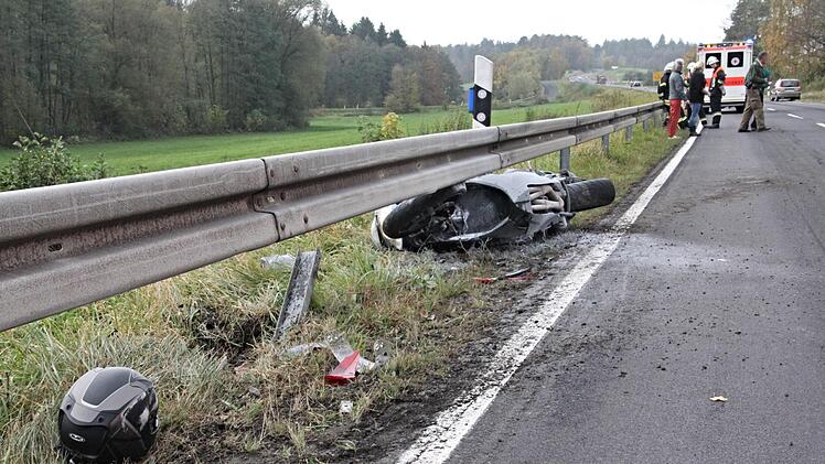 Mit solchen Bildern werden Retter häufig konfrontiert. Sie müssen mit dem Erlebten umgehen und damit fertig werden. Da brauchen sie nicht auch noch die Attacken von Dritten, die meinen, beleidigen, spucken oder gar handgreiflich werden zu müssen. Unser Archivbild entstand auf der Straße zwischen Ebern und Haßfurt.Helmut Will