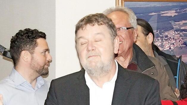 Alt- und Neu-B&uuml;rgermeister Horst Rehder nach der Bekanntgabe der Ergebnisse. Zu diesem Zeitpunkt wusste er noch nicht, wie die Sitzverteilung im Gemeinderat aussehen wird.  Foto: Michael Busch