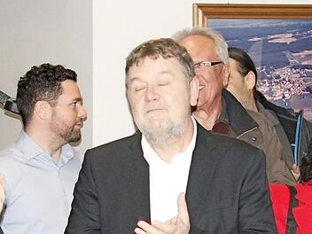 Alt- und Neu-Bürgermeister Horst Rehder nach der Bekanntgabe der Ergebnisse. Zu diesem Zeitpunkt wusste er noch nicht, wie die Sitzverteilung im Gemeinderat aussehen wird.  Foto: Michael Busch