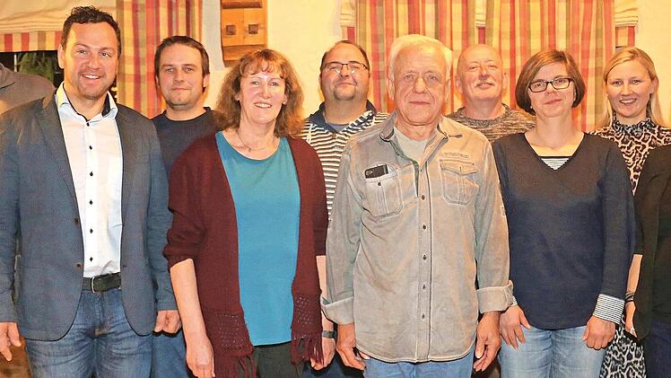Das Vorstandsteam der Wanderfreunde wurde für die nächsten drei Jahre gewählt (v.l.): Stefan Groh, Bürgermeister Mario Schönwald, Johannes Dinkel, Sieglinde Bürckmann, Tobias Krappmann, Ulrich Gehringer, Heinrich Gehr, Sandra Dinkel, Christina Grü...