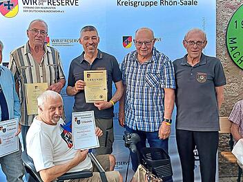 Die Geehrten von links: Ludwig Gass, Rudolf Hepp, Winfried M&uuml;tzel, Franz-Peter Wolf, Vorsitzender Walter Schultheis und sitzend Klaus Brettschneider,vorne Mitte Peter Eichhorn. Foto: Dieter Densch