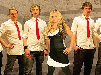 Die Rockband Dorrest  mit Thomas Feilner (Gitarre, Keyboard), Andre Kraus (Gitarre), Christian Ruppert (Gesang), Michelle Kraus (Gesang), Daniel Gleich (Bass) und Bastian Roth (Schlagzeug) verabschiedet sich am Samstag heute mit einem letzten Auftritt von der Bühne. Foto:  privatam S