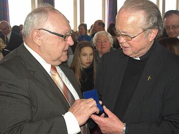 Bürgermeister Siegfried Erhard (links) gehörte zu den Gratulanten zum 75. Geburtstag von Pfarrer Balthasar Amberg. Fotos: Stefan Geiger