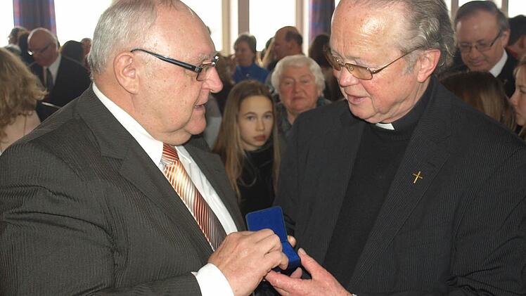 Bürgermeister Siegfried Erhard (links) gehörte zu den Gratulanten zum 75. Geburtstag von Pfarrer Balthasar Amberg. Fotos: Stefan Geiger