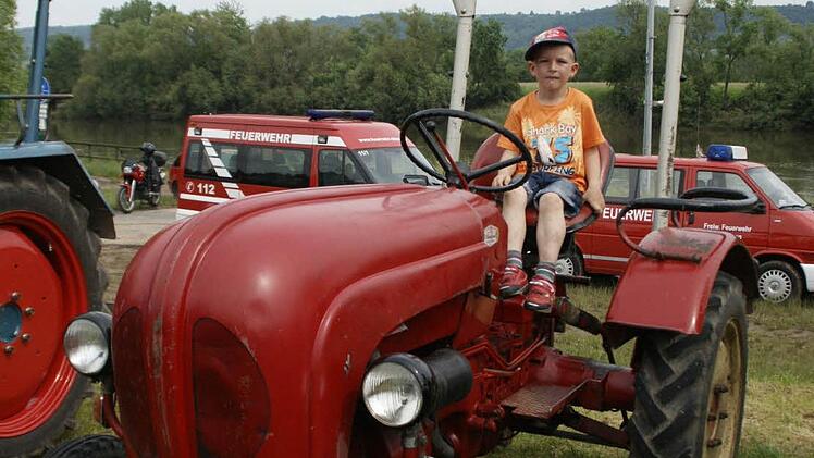 Stolz sitzt Niclas Wiemann auf den "Porsche Junior" seines Vaters. Der Bulldog ist Baujahr 1960 und trägt noch die Original-Lackierung.