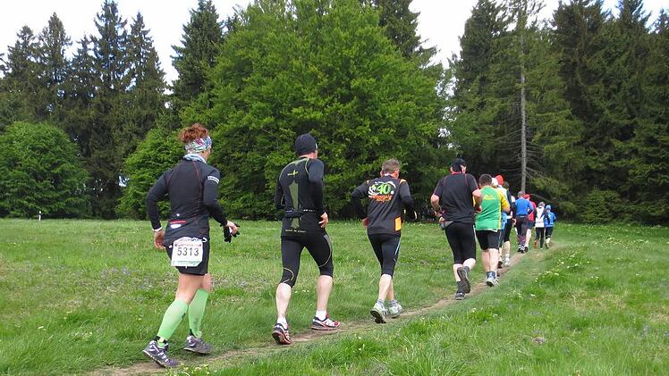 Der GutsMuths-Rennsteiglauf ist ein Crosslauf und verläuft meist über Naturwege mit beträchtlichen Höhenmetern. Hinten Sindy Meier.