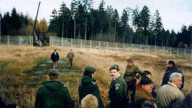 Am 17. November 1989 bereiteten DDR-Grenztruppen die Öffnung des Grenzübergangs bei Nordhalben vor. Der Bundesgrenzschutz und Nordhalbener Bürger beobachteten dies. Darunter war auch Zweiter Bürgermeister Siegfried Schmieder (vorne, rechts). Foto: Archiv/Eduard Daum