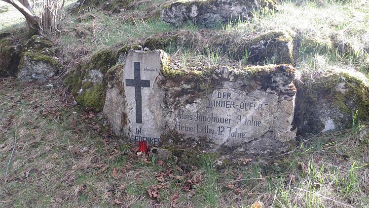 Ein Denkmal für zwei Kinder, die am Görauer Anger durch Munition aus dem 2. Weltkrieg ums Leben kamen. Foto: Michael Kraus