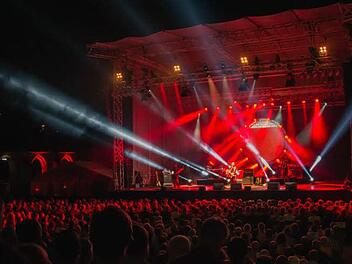 Dark side of the moon: die Pink-Floyd-Tribute-Band verspricht für den Auftritt in Schloss Auftritt nicht nur Original-Sounds, sondern auch Floyd-Videos und Lightshow. Foto: pr