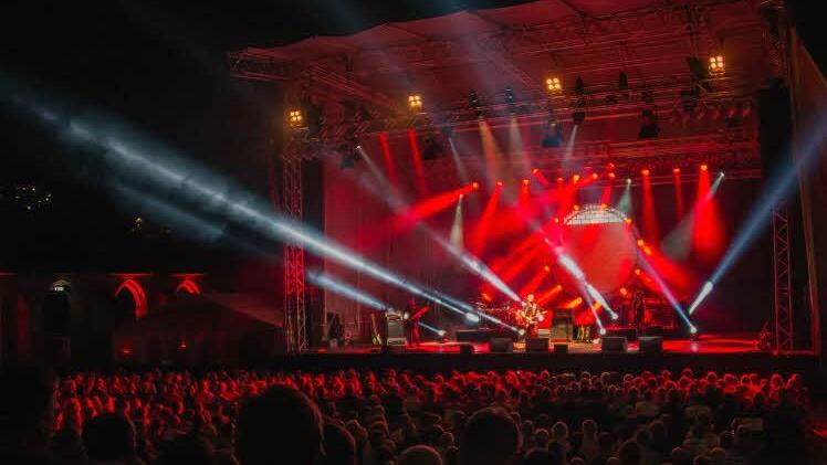 Dark side of the moon: die Pink-Floyd-Tribute-Band verspricht für den Auftritt in Schloss Auftritt nicht nur Original-Sounds, sondern auch Floyd-Videos und Lightshow. Foto: pr
