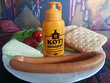 Sinappi aus Suomi ist süß und schmeckt auch zu Wienerla.  Foto: Sabine Christofzik