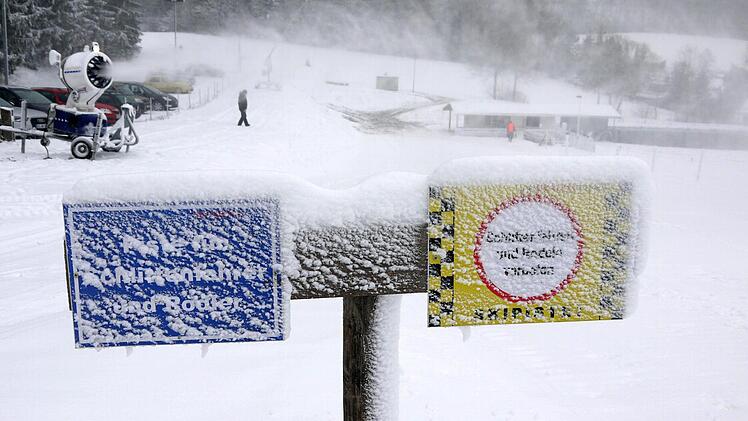 In Neukirchen (Landkreis Coburg) läuft seit Montagnachmittag der Kinderlift am "Gletscher" der WFC. Foto: Berthold Köhler