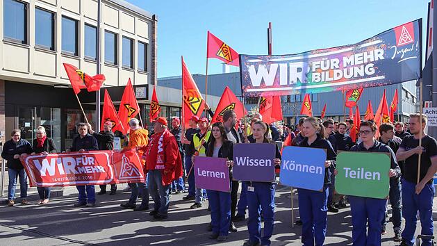 Mit bunten Transparenten verliehen die Besch&auml;ftigten ihren Forderungen Nachdruck. Foto: RiegerPress