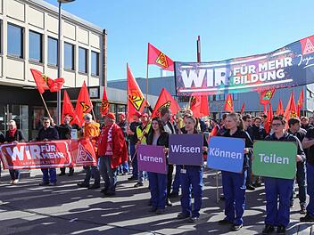 Mit bunten Transparenten verliehen die Beschäftigten ihren Forderungen Nachdruck. Foto: RiegerPress