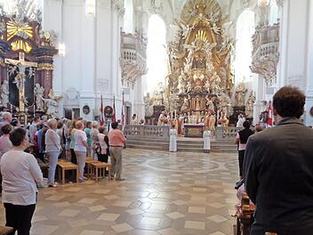 Weihbischof Herwig Gössl zelebrierte den Pontifikalgottesdienst in einer voll besetzen Basilika zur Heiligen Dreifaltigkeit. Foto: Thomas Weichert
