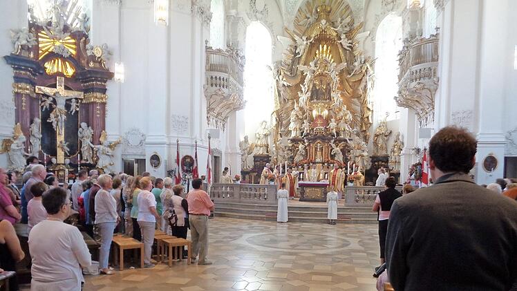 Weihbischof Herwig Gössl zelebrierte den Pontifikalgottesdienst in einer voll besetzen Basilika zur Heiligen Dreifaltigkeit. Foto: Thomas Weichert